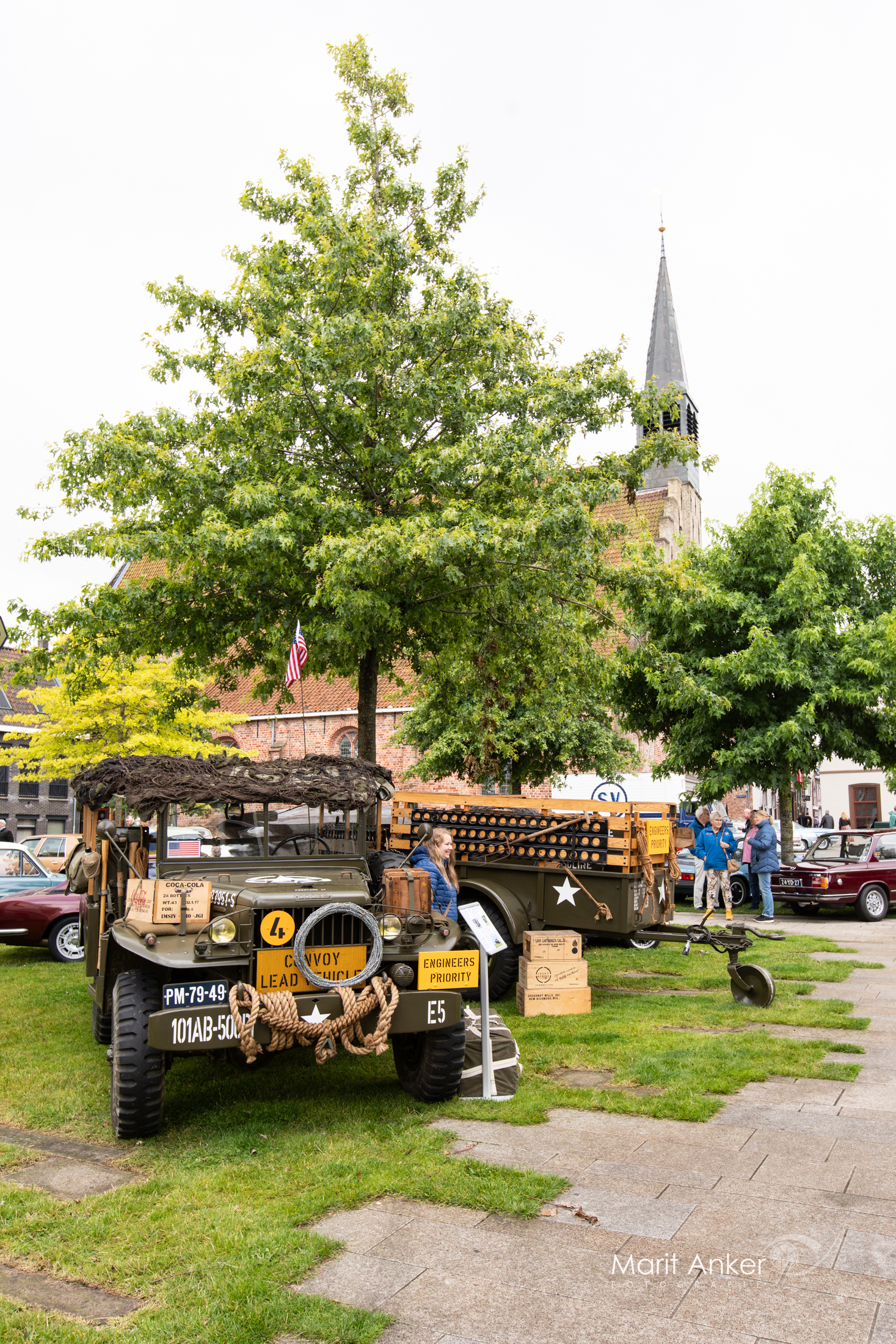 Bezoekers bekijken oldtimers